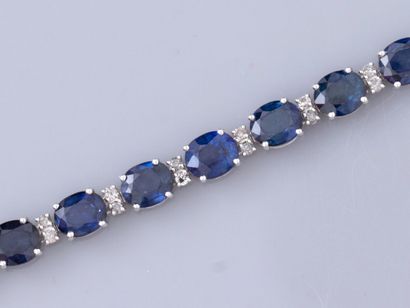 null River bracelet in 18K white gold, set with oval sapphires for about 24 ct in...