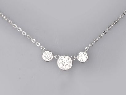 null Fin collier en or gris 750°/°° (18K) , serti de trois diamants taille brillant....