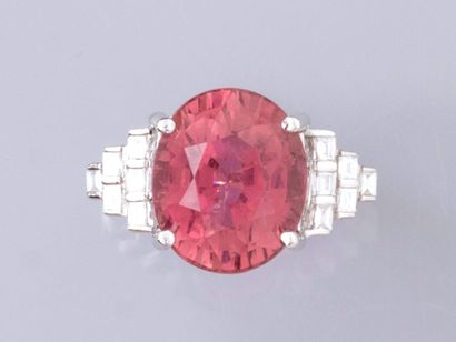 null Bague en or gris 750°/°° (18K), sertie d'une tourmaline rose ovale de 8.20 ct...