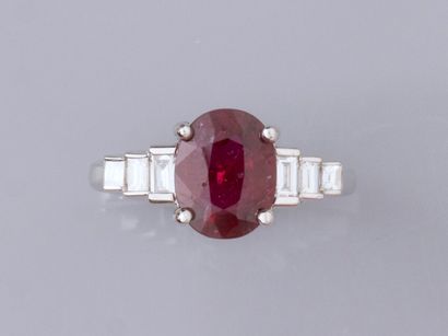 null Ring in white gold 750°/°° (18K), set with a natural oval ruby of 2.26 ct, with...