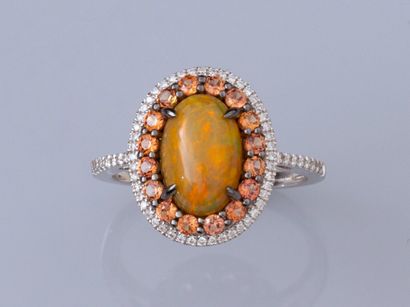 null Bague en or gris 750°/°° (18K) , sertie d'une opale cabochon ovale de 1.30 ct...