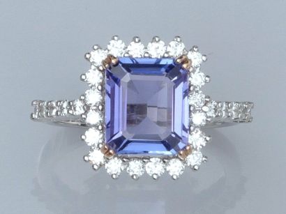 null Ring in 18K white gold, set with a beautiful rectangular tanzanite of about...