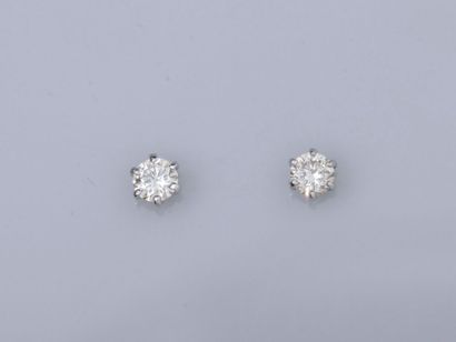 null Pair of chips in 18K white gold, each set with a brilliant-cut diamond of about...