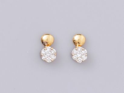 null Pair of small earrings in two-tone gold 750°/°° (18K), set with brilliant-cut...