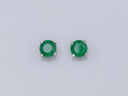 null Pair of gold chips 750°/00 each set with a round emerald of about 0.40 ct. 0.9...