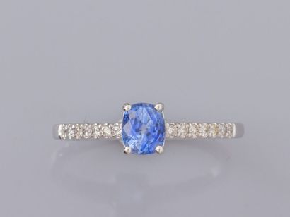 null Ring in white gold 750°/°° (18K), set with a small cushion sapphire of 0.48...