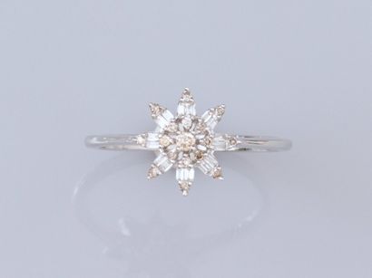 null Bague fleur en or gris 750°/°° (18K) , sertie de diamants baguettes et de diamants...