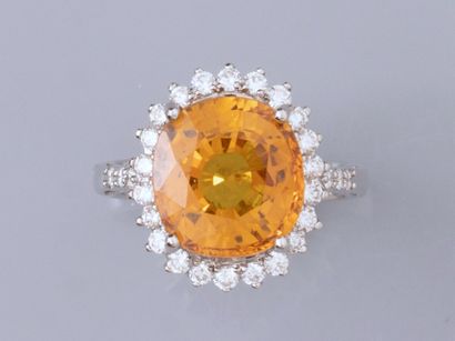 null Bague en or gris 750°/°° (18K), sertie d'un saphir jaune coussin de 7.46 ct...