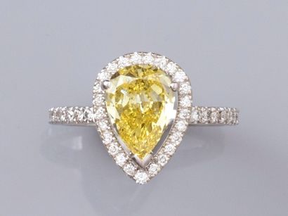 null Bague en or gris 750°/°°(18K), sertie d'un beau diamant jaune taillé en poire...