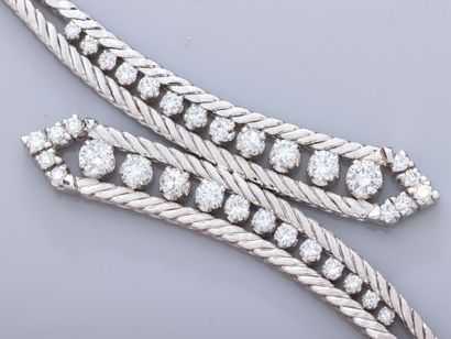 null Bracelet souple croisé en or gris 750°/°°(18K) tressé brossé, serti de diamants...