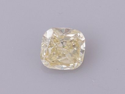 null Diamant jaune taille coussin de 1.09 ct. Monture