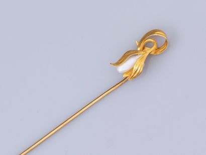 Art Nouveau tie pin in 18K yellow gold, decorated...