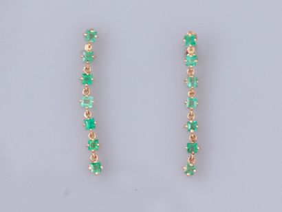 null Paire de boucles d'oreilles en or deux tons 750°/°° (18K), serties chacune de...