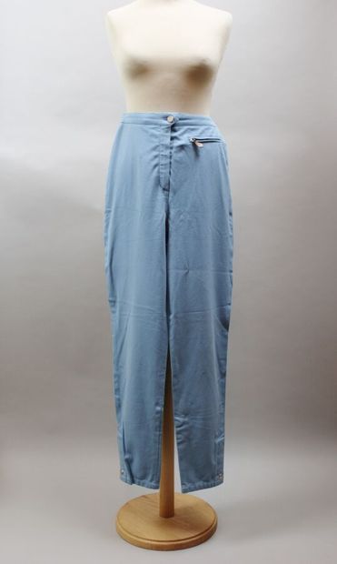 null HERMES Paris

Pantalon jodhpur en coton et élasthanne bleu ciel

T.38 indiq...