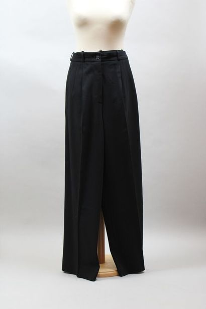 null HERMES Paris (époque M.Margiela)

Pantalon large à pinces en lainage noir

T.36...