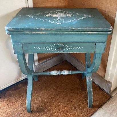 null Petite table à ouvrage en bois rechampi bleu et décor peint blanc d'une coupe...