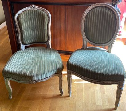 Deux chaises en bois rechampi gris, recouvert...