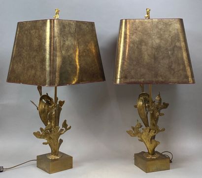 null Paire de jolies lampes de salon en bronze doré à motifs de feuillages sur une...