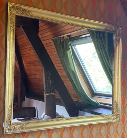 null Grand miroir à encadrement en bois doré à décor en relief dans les angles. Travail...