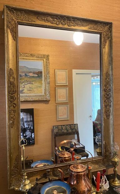 Grand miroir en bois et stuc doré. Travail...
