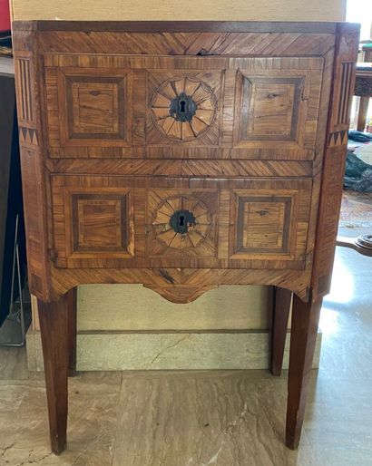 null Petite commode en marqueterie à décor géométrique ouvrant deux tiroirs, dessus...