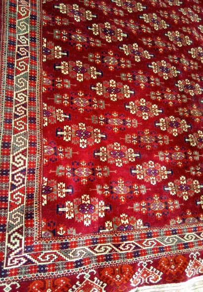 null Tapis Boukhara en laine à motifs géométriques sur fond rouge. 305 x 205 cm