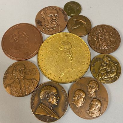 null Lot of 10 bronze table medals on the theme of medicine and various: Louis Pasteur,...