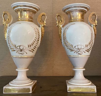 Paire de vases en forme d'urnes en porcelaines...