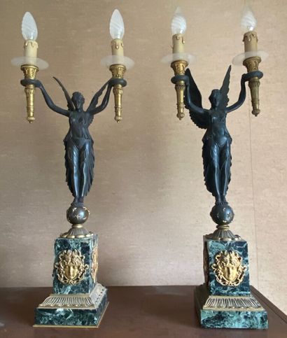 null Paire de candélabres à deux lumières figurant deux cariatides ailes en bronze...