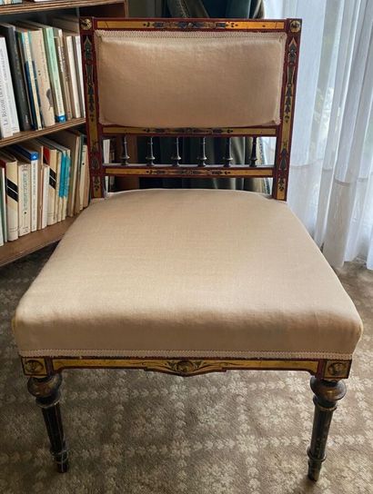  Petite chaise de chambre à dossier rectangulaire et à barrettes, en bois peint doré...