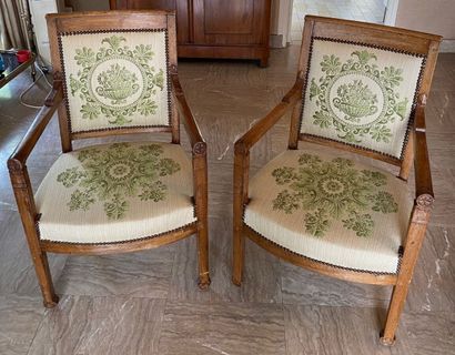 null Paire de fauteuils en bois naturel lasuré, recouverts d'un joli tissu à décor...