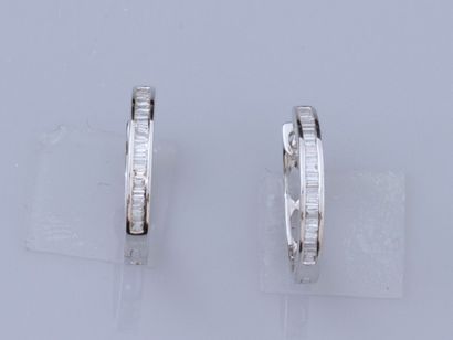 null Pair of 18K white gold hoop earrings set with baguette diamonds. 1.6 g. Height:...