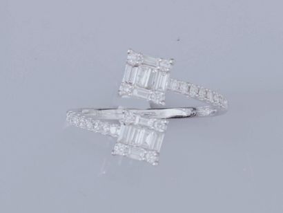 null Crossed ring in 18K white gold, set with baguette and brilliant-cut diamonds....