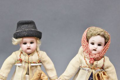 null Couple of small regional dolls (Eastern Europe), porcelain heads, blue and brown...