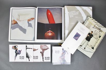 null Lot de documentation :
CHANEL Mobile Art Magazine box (complet)
Vogue : 90 ans...