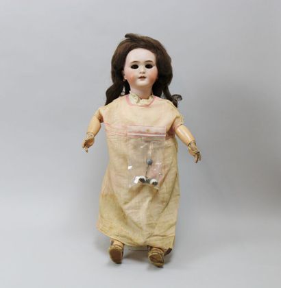 null German doll, head in porcelain marked in hollow DEP T.8, mobile brown eyes to...