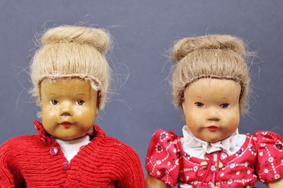 null KUCK in DIE WELT
Lot de deux poupées allemandes, têtes en bois sculpté, traits...