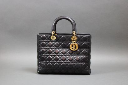 null DIOR
Sac Lady Dior en cuir Cannage noir, garniture métal doré, 33 X 25 X 13...