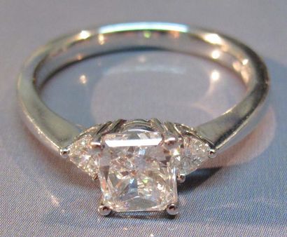 null Bague en or gris sertie d'un diamant taille coussin de 1 carat couleur F/VS1...
