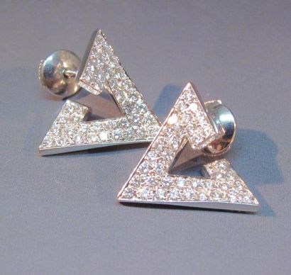 null Paire de boucles d'oreilles triangulaires en or gris , pavées de diamants taille...