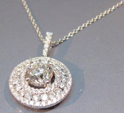 null Chaîne en or gris et pendentif en or serti d'un diamant taille brillant de 1.01...