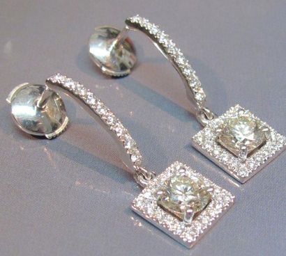 null Paire de pendants d'oreilles en or gis sertis de diamants taille brillant les...