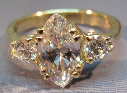 null Bague en or jaune sertie d 'un diamant taille navette de 1.51 ct , épaulé de...