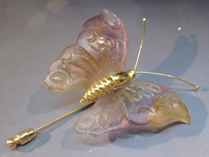 DAUM broche papillon en pâte de cristal, monture plaquée or. Ecrin