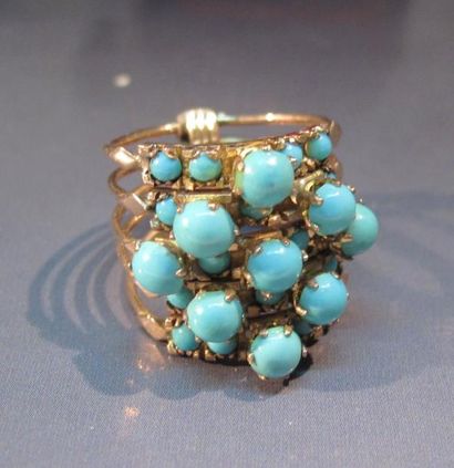 null Bague en or rose 14 K formée de cinq anneaux sertis de petites turquoises. Poids...