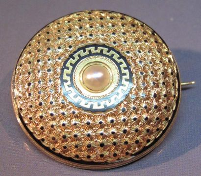 null Broche circulaire en or jaune guilloché ornée d'émail noir et centrée d'une...