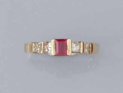 null Yellow gold ring 585°/°°(14K), set with a small rectangular ruby, with two princess...