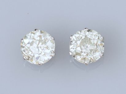 null Paire d'importantes puces en or gris 750°/°°(18K) chacune est sertie d'un diamant...