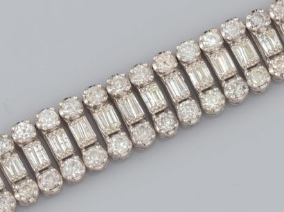 null Bracelet souple en or gris 750°/°°(18K), serti d'une ligne de diamants baguettes...
