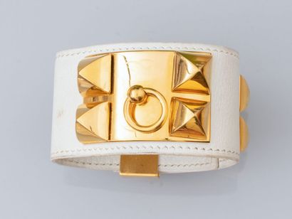 null HERMES, bracelet Médor en cuir ivoire clouté doré. Signé Hermès Paris. Quelques...